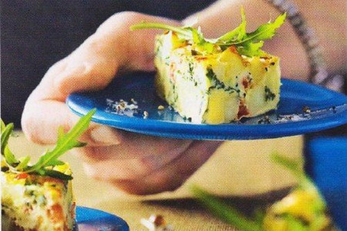 Фриттата с рукколой и помидорами