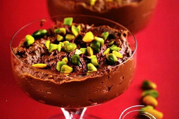 Шоколадный мусс с авокадо и фисташками