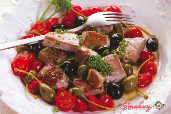 Мясной салат с маслинами