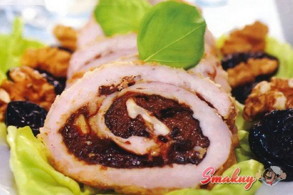 Мясной рулет с черносливом