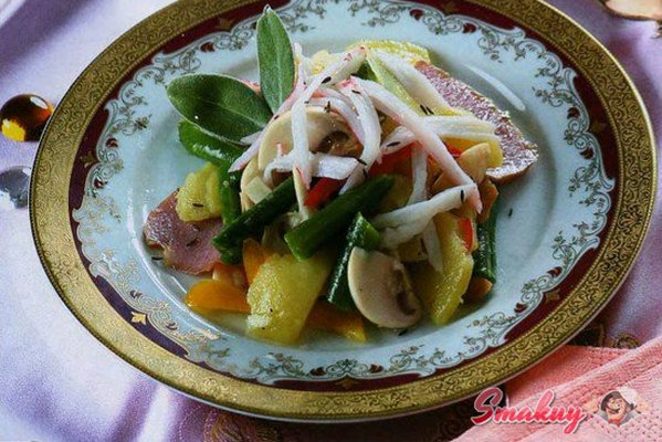 Салат с крабами и грибами