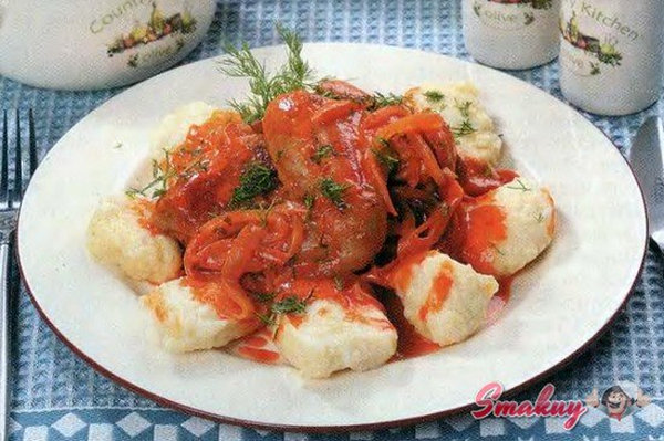 Гуляш из цыпленка с галушками