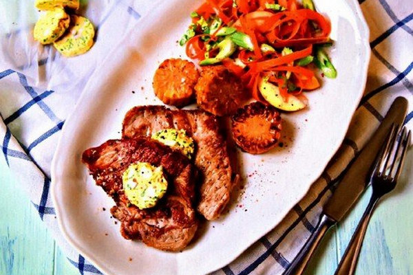 Стейки с зеленым маслом