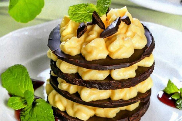 Шоколадный десерт с клубничным джемом