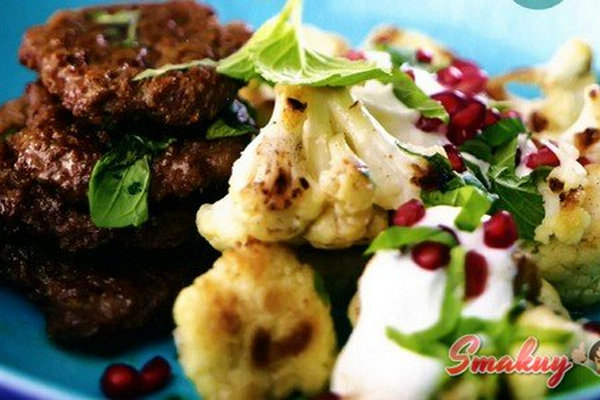 Котлетки с цветной капустой и йогуртовой заправкой