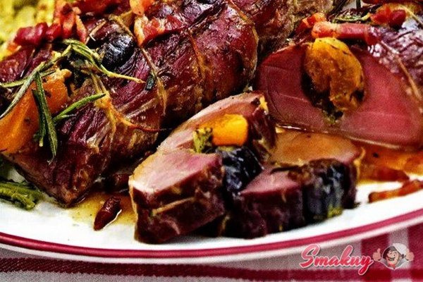 Свинина с черносливом и абрикосами