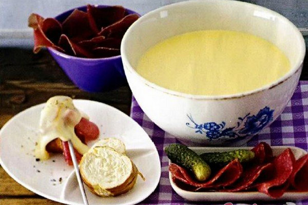 Фондю из швейцарского сыра
