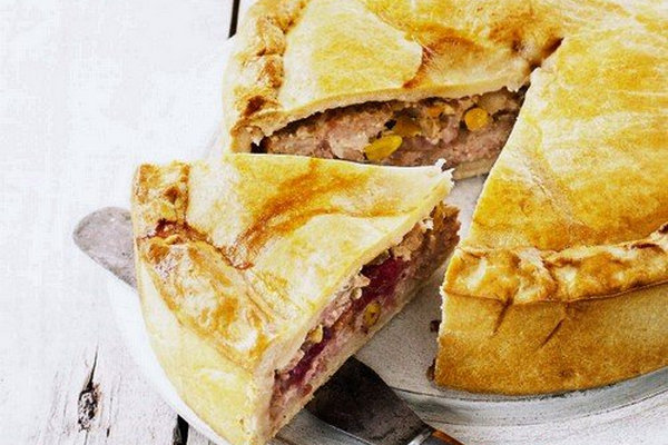 Пирог из свинины с клюквой и фисташками