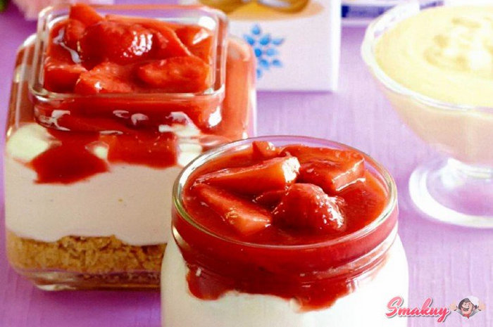 Десерт из клубники с печеньем и заварным кремом