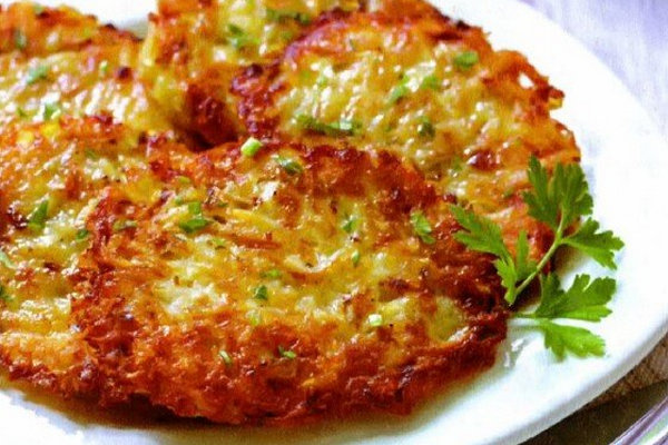 Румяные драники с зеленым луком