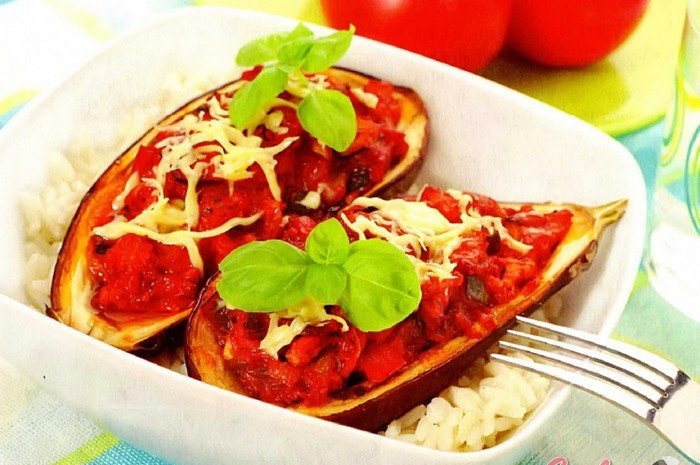Запеченные баклажаны с овощной начинкой