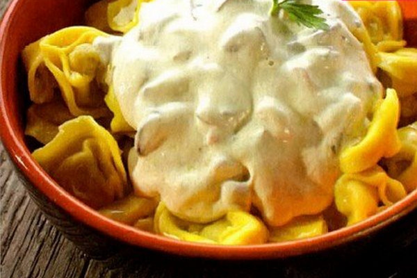 Грибные пельмени с сырным соусом