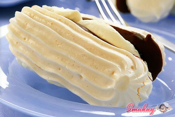 Безе с шоколадом и сливками