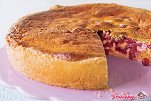 Смородиновый пирог с йогуртом и орехами