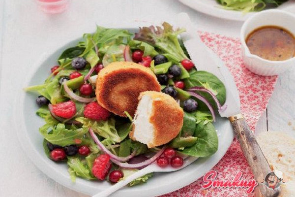 Салат с панированным козьим сыром