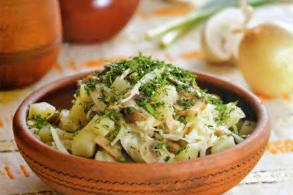 Салат из квашеной капусты