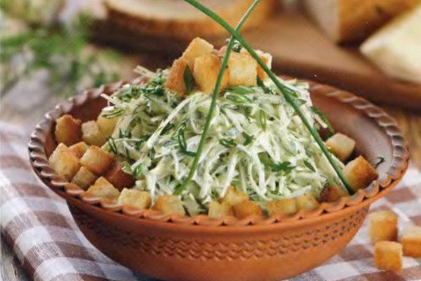 Зеленый салат с гренками