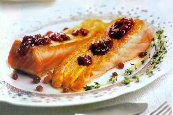 Семга с брусникой