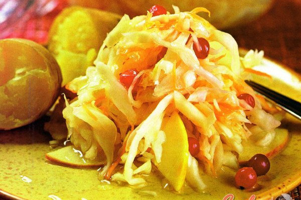 Капуста, квашенная с яблоками, клюквой и смородиной
