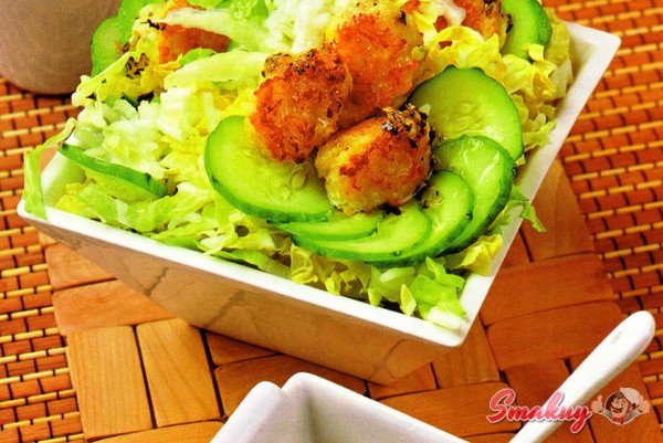 Салат с рисом и рыбными фрикадельками