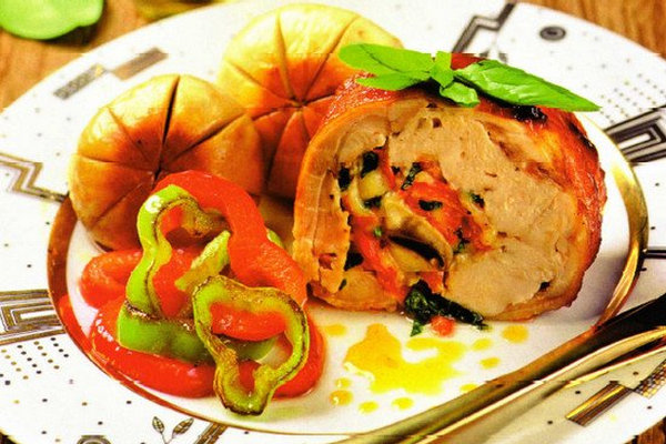 Рулет из курицы с грибами и перцем