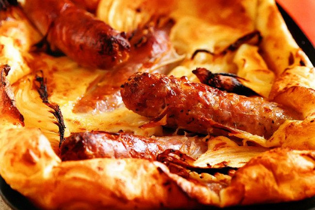 Пряная запеканка с колбасками