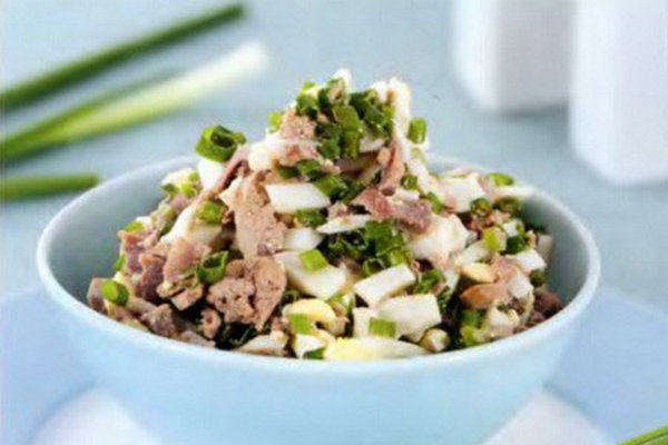 Салат из яиц и куриных потрошков