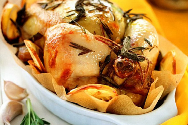 Курица, запеченная с розмарином, шалфеем и лимоном