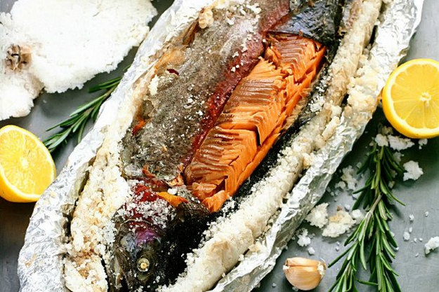 Форель, запеченная в соли