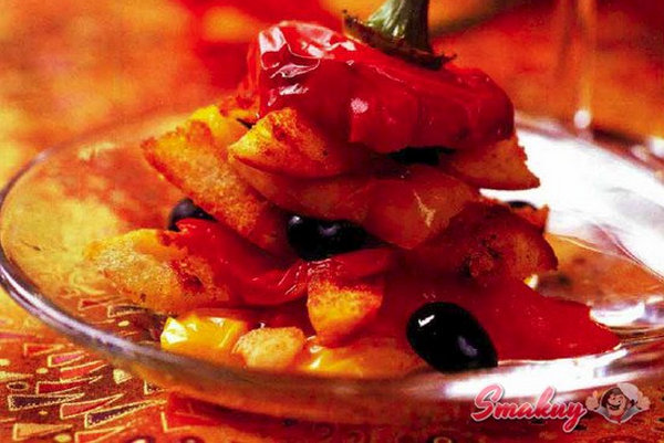 Салат из запеченного перца с гренками
