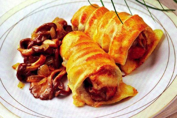 Куриные ножки в слоеном тесте с грибами