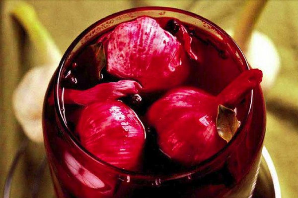 Чеснок, маринованный в свекольном соке