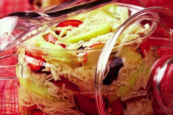 Капуста консервированная с фруктами