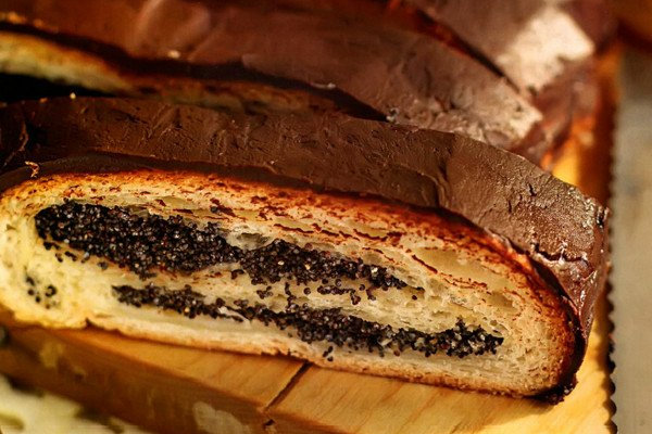 Маковый рулет с шоколадной глазурью