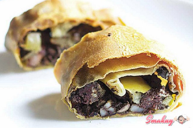 Штрудель с кровяной колбасой, картофелем и яблоком