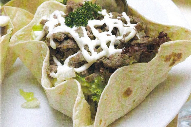 Мясной салат в лаваше