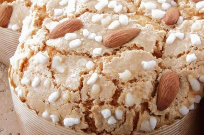 Шоколадный кулич с миндалем