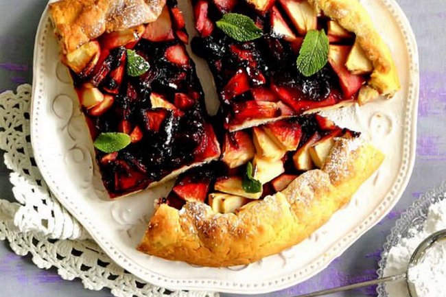 Пирог с яблоками и вареньем