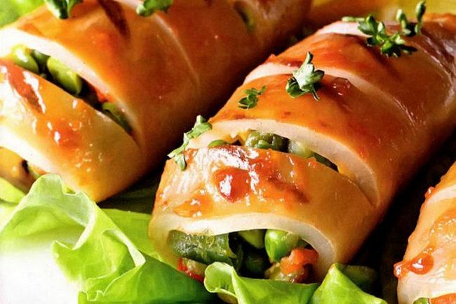 Кальмары, фаршированные овощами