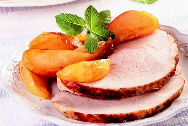 Запеченная свинина с жареными грушами