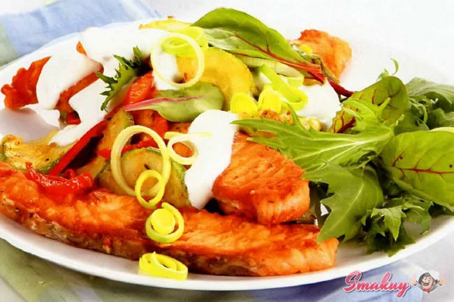 Салат с кабачком, картофелем и лососем