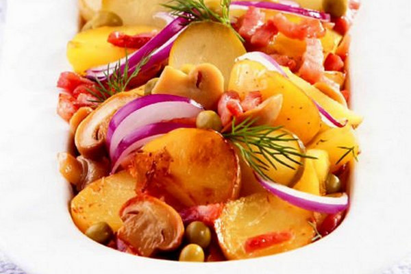 Картофельный салат с зеленым горошком и шампиньонами