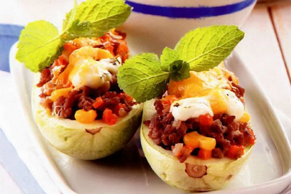 Запеченные кабачки с фаршем и кукурузой