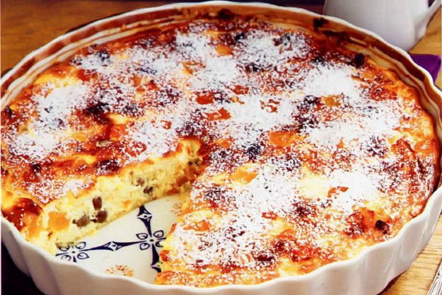 Творожная запеканка с курагой и изюмом