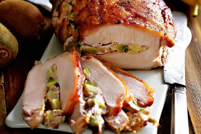 Свинина, фаршированная грушами и киви