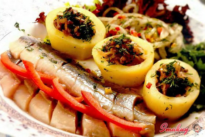 Сельдь с картофелем, фаршированным грибами