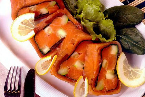 Салат из лосося с огурцом