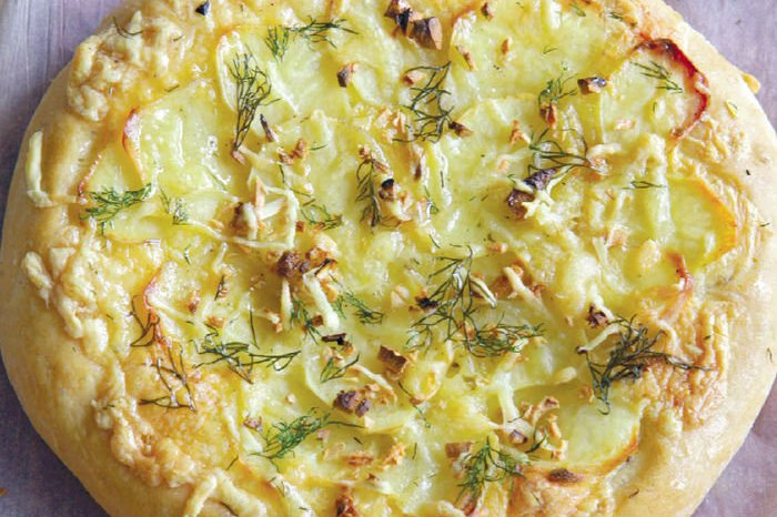 Пицца с картофелем и чесноком