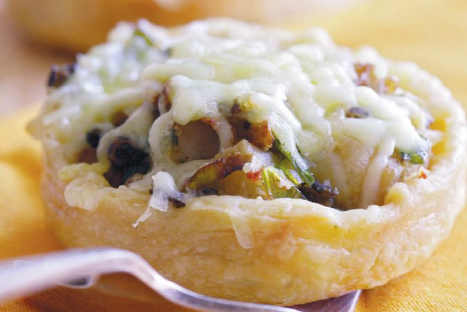 Воздушные корзиночки с жюльеном и курицей