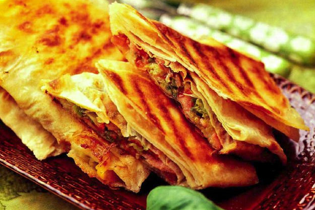 Горячая мясная закуска в лаваше